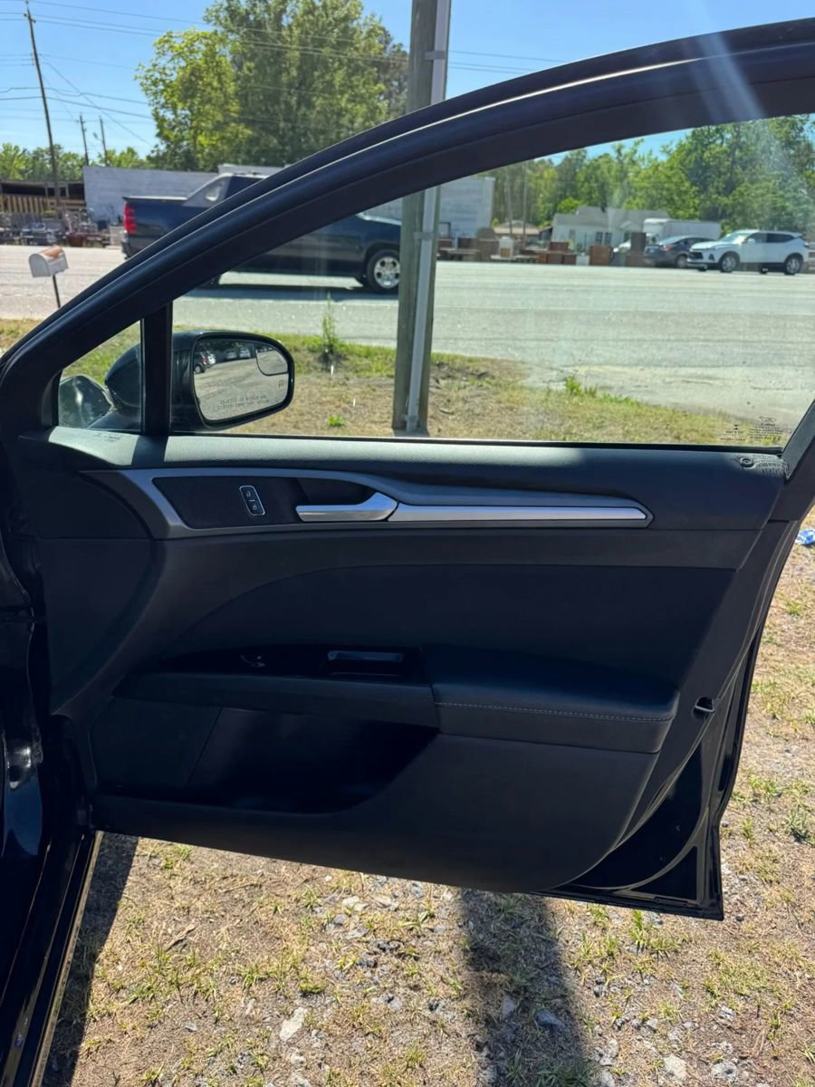 Used 2016 Ford Fusion SE FWD image 12