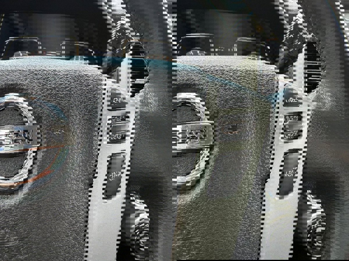 Used 2017 Nissan Titan SL image 23