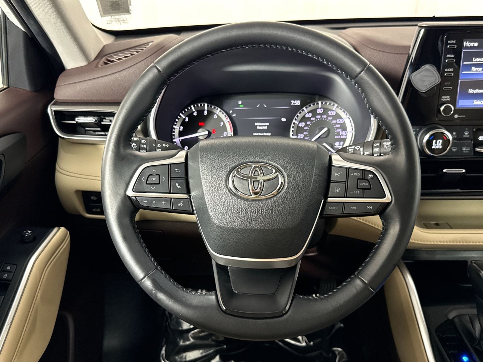 Used 2022 Toyota Highlander XLE AWD/4WD image 16
