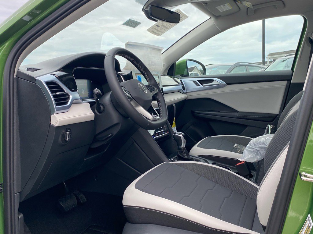 New 2025 Volkswagen Taos SE image 8