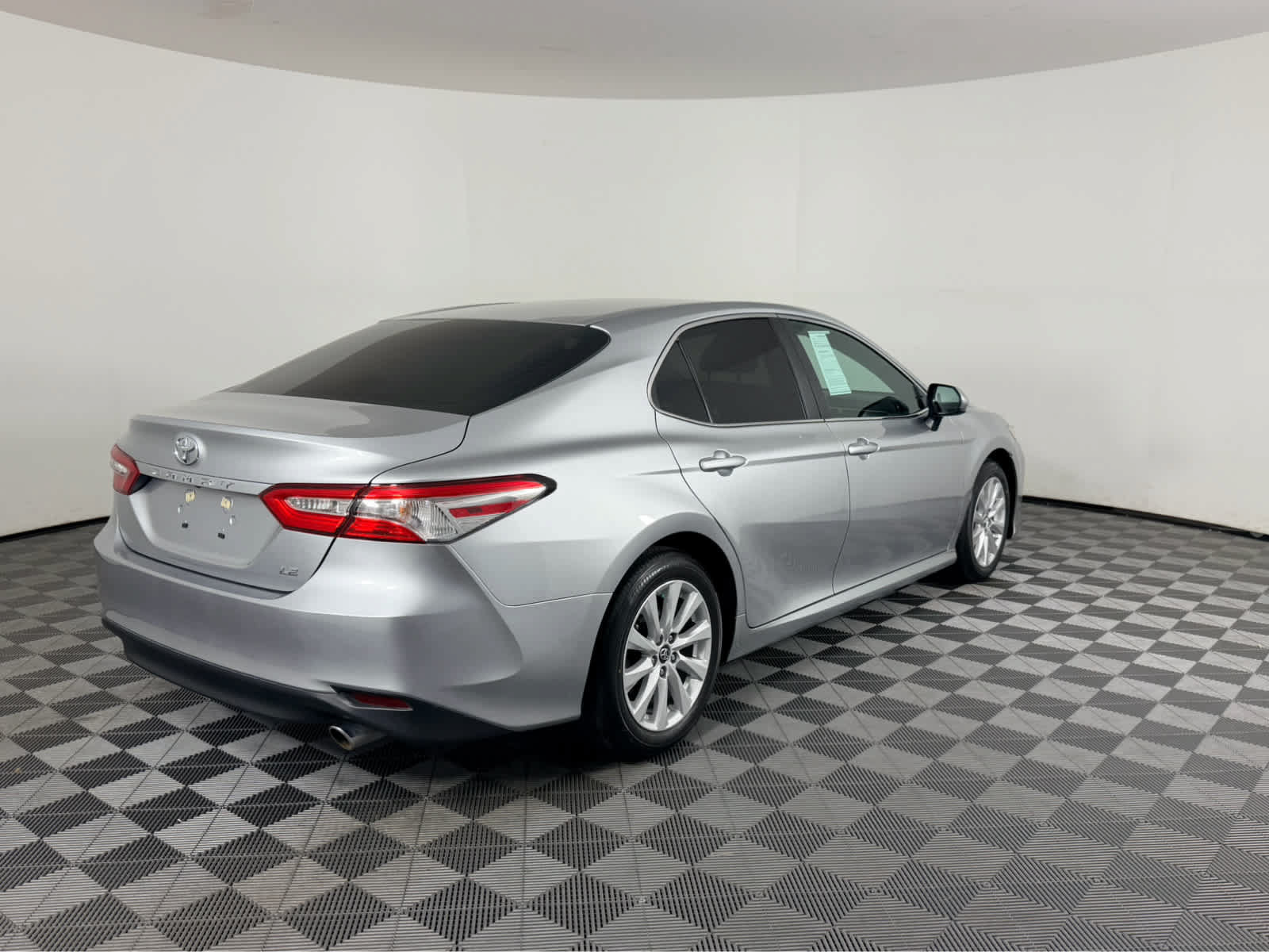 Used 2018 Toyota Camry LE FWD image 3