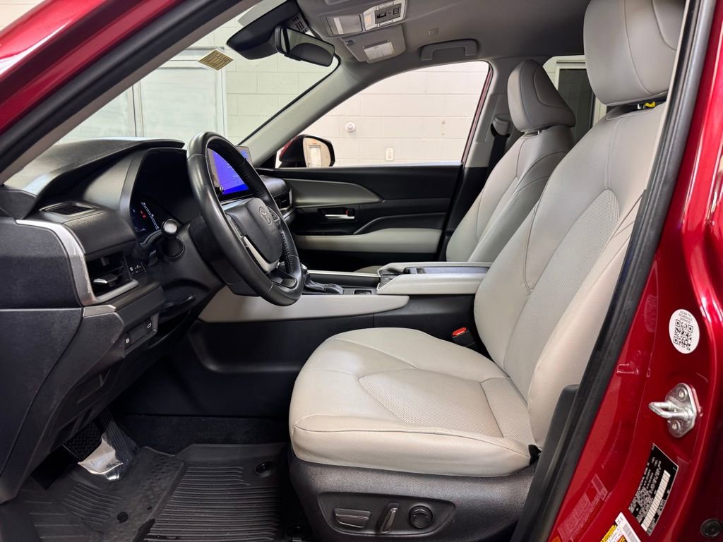 Used 2024 Toyota Grand Highlander AWD image 11