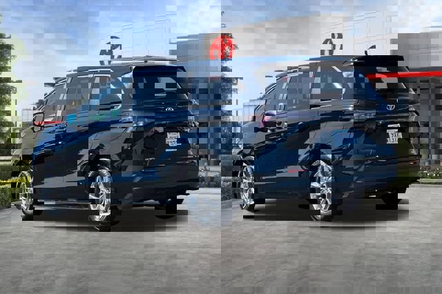 Used 2025 Toyota Sienna LE image 7