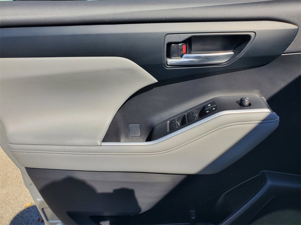 Used 2023 Toyota Highlander XLE image 21