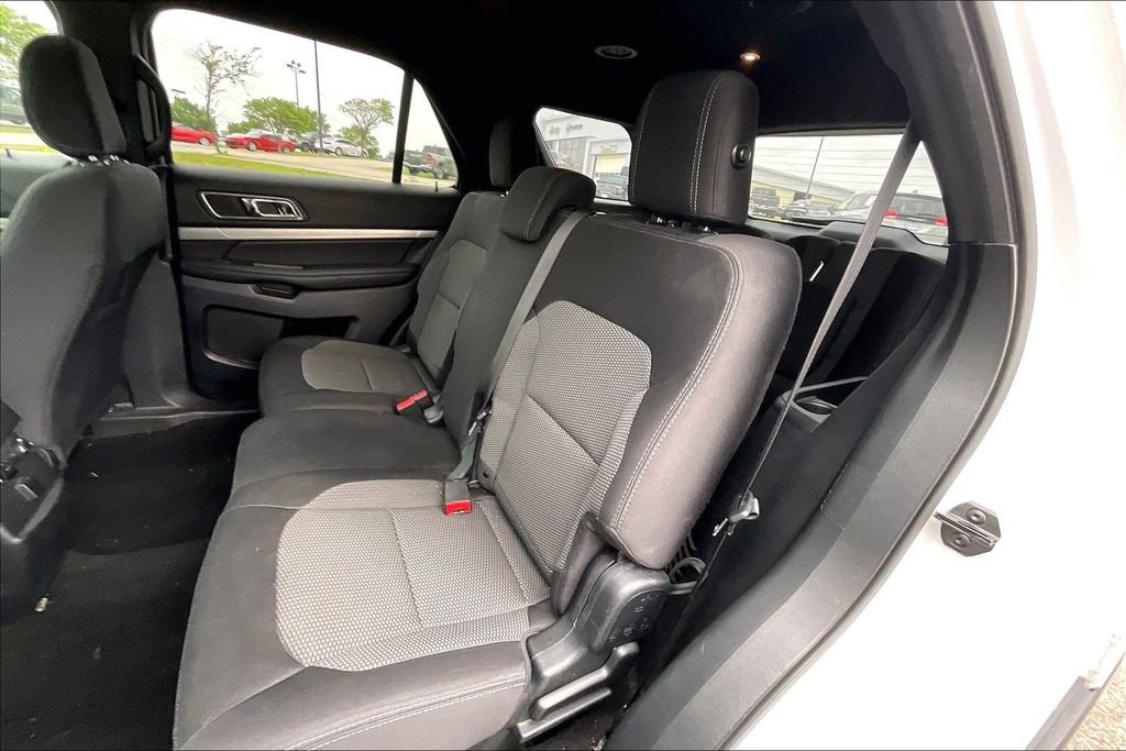 Used 2018 Ford Explorer XLT FWD image 24