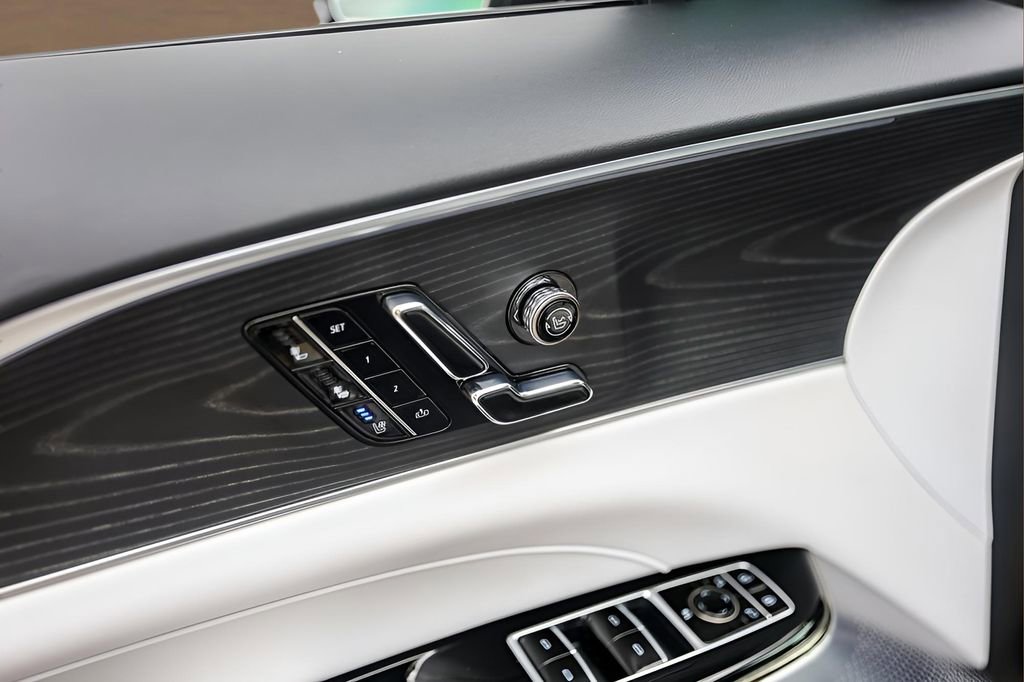 Used 2025 Cadillac Lyriq Luxury RWD image 8