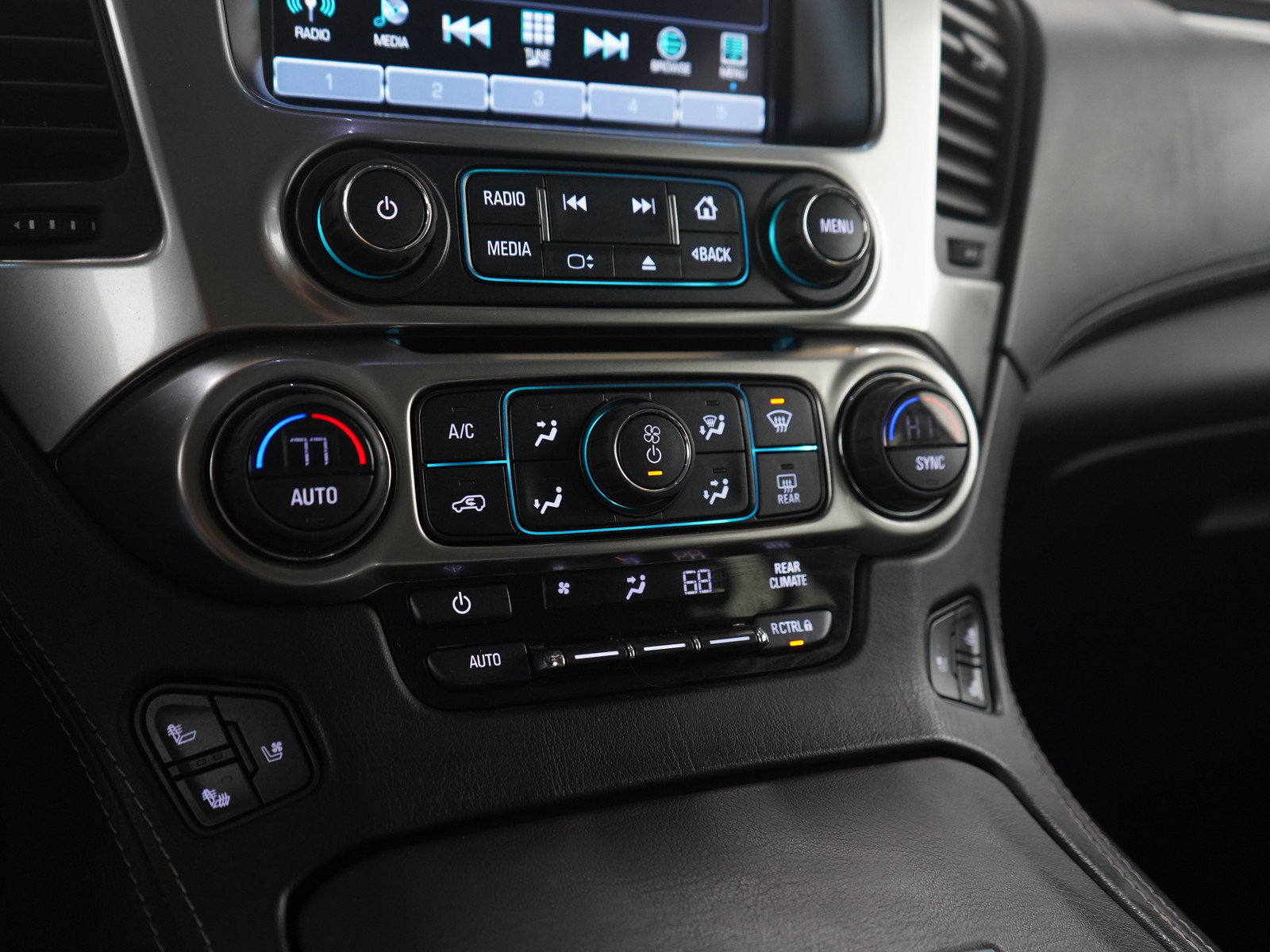 Used 2018 Chevrolet Suburban Premier AWD/4WD image 24