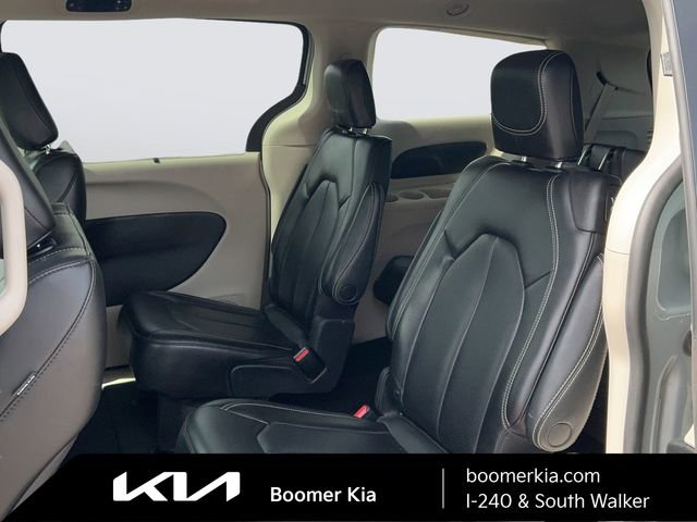Used 2023 Chrysler Pacifica Touring-L image 14