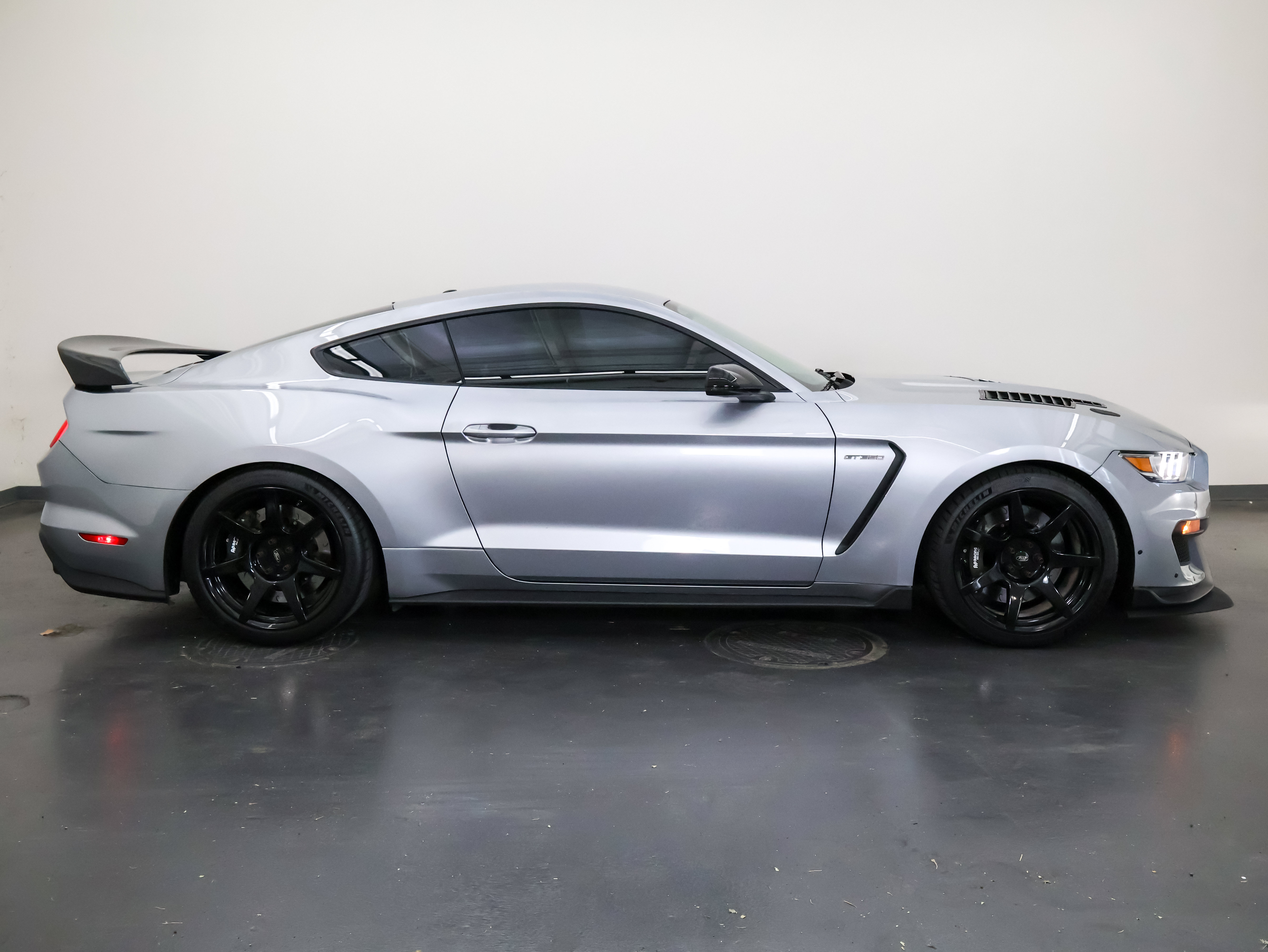 Used 2020 Ford Mustang Shelby GT350R w/ GT350R Equipment Group 920A RWD image 2