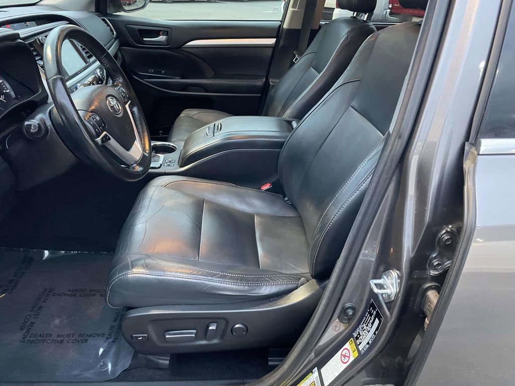 Used 2017 Toyota Highlander XLE image 28