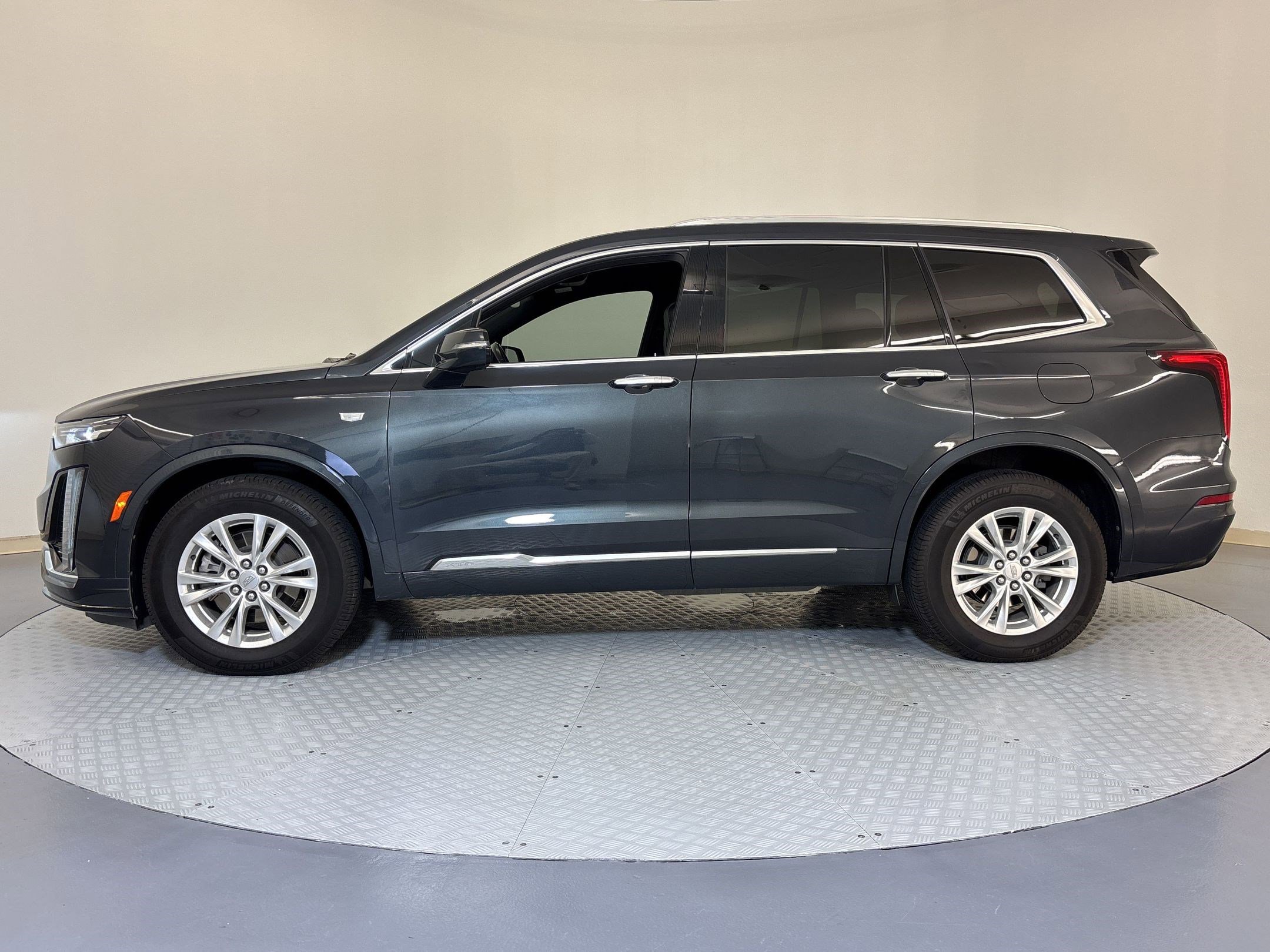 Used 2022 Cadillac XT6 Luxury w/ LPO, Floor Liner Package AWD/4WD image 2