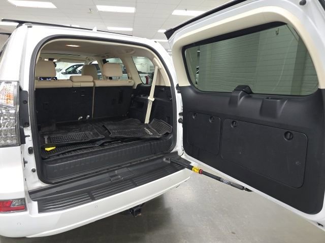 Used 2023 Lexus GX 460 Premium w/ Premium Package image 11