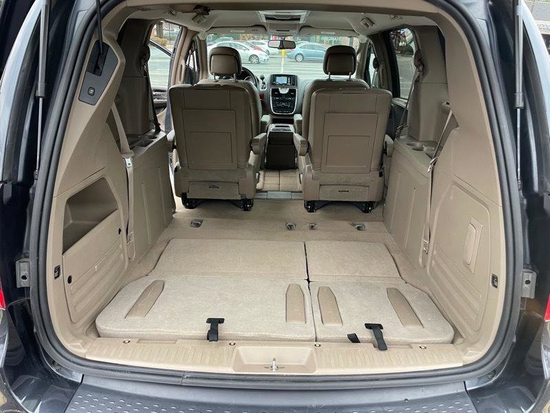 Used 2014 Chrysler Town & Country Touring FWD image 16