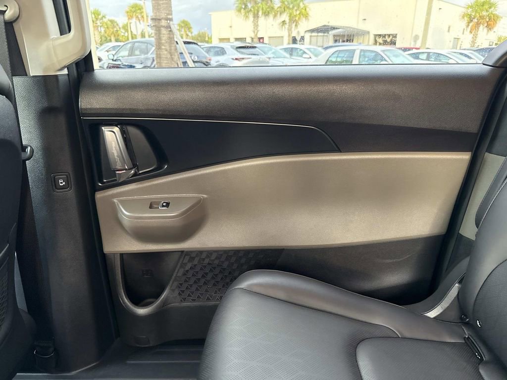 Used 2026 Kia Carnival image 16