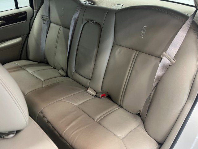 Used 2009 Lincoln Town Car Signature Limited image 26