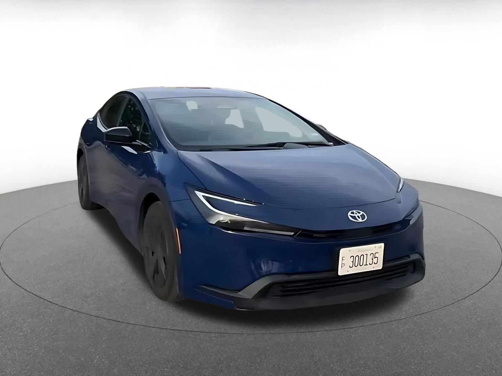 Used 2025 Toyota Prius LE image 3