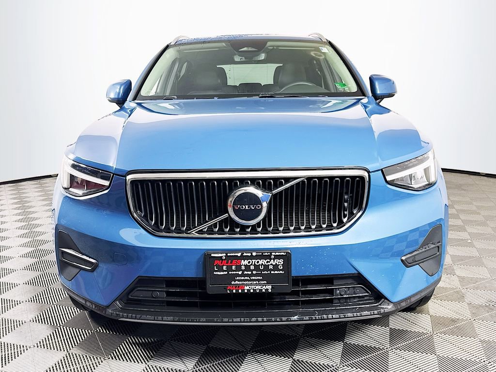 Used 2023 Volvo XC40 B5 Core w/ Convenience Package image 2