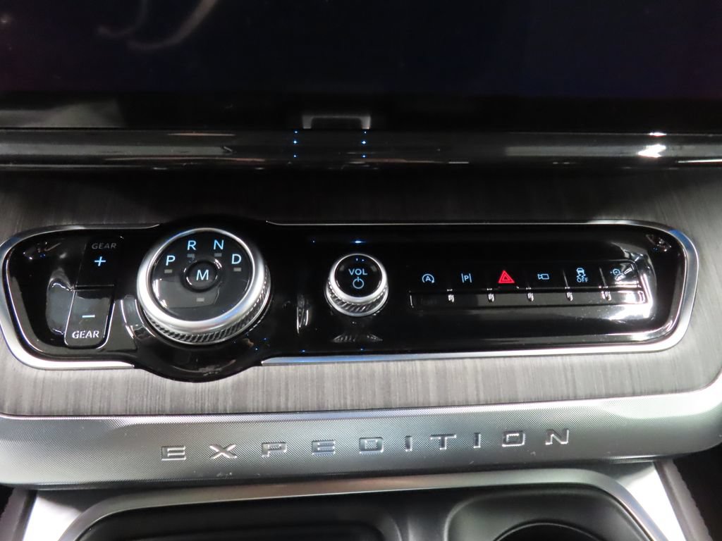 Used 2025 Ford Expedition Platinum w/ Platinum Ultimate Package AWD/4WD image 52