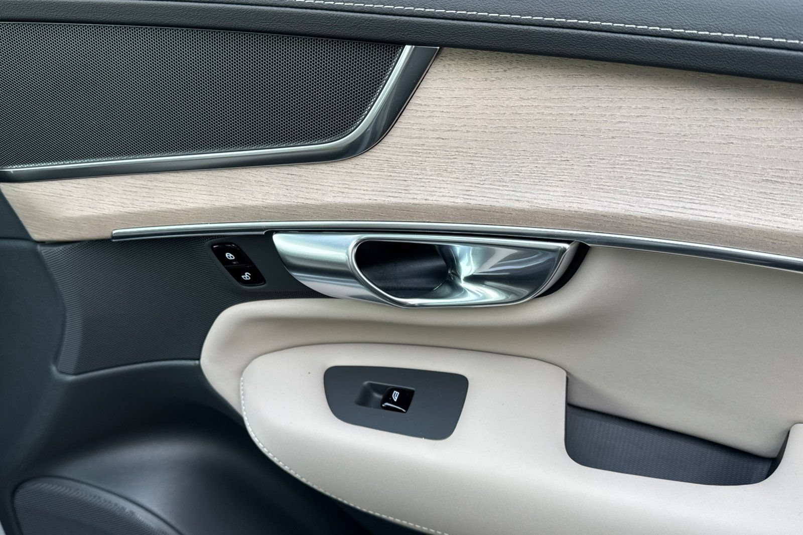 New 2026 Volvo XC90 T8 Plus w/ Protection Package AWD/4WD image 19