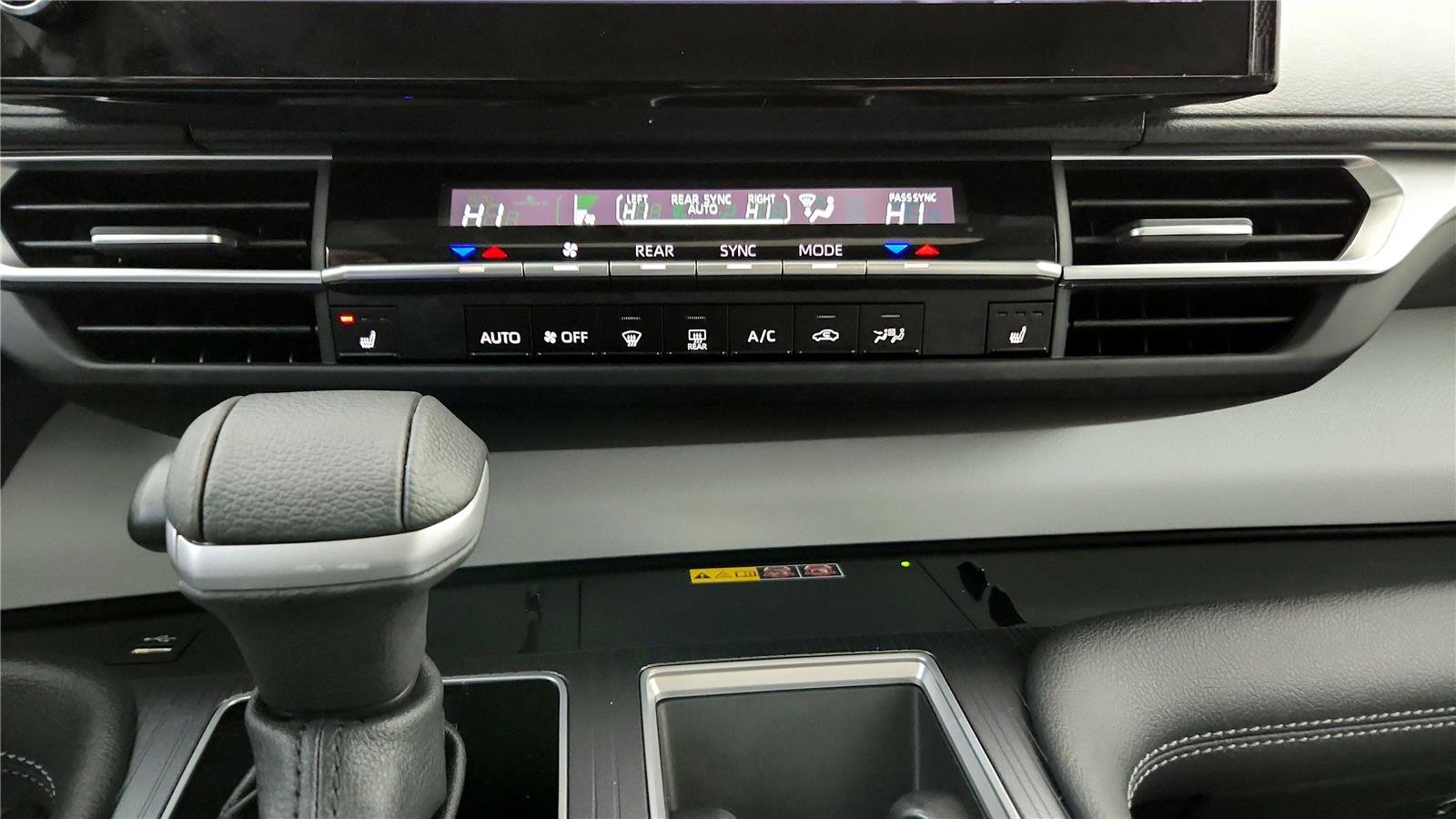 Used 2025 Toyota Sienna XLE image 32