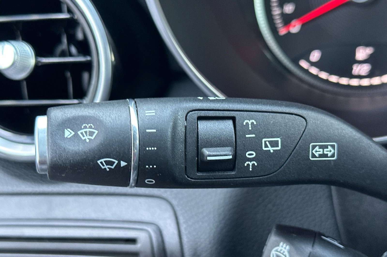 Used 2019 Mercedes-Benz GLC 350e 4MATIC image 33