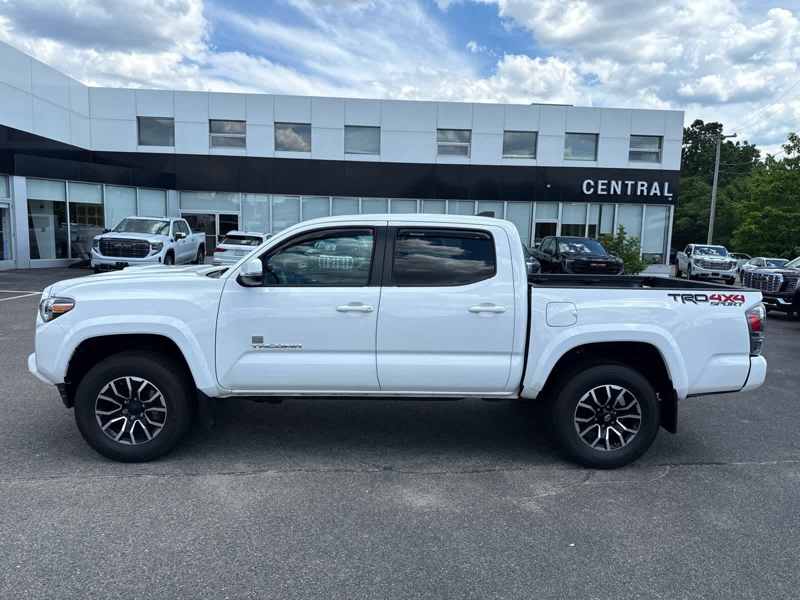 Used 2022 Toyota Tacoma TRD Sport AWD/4WD image 2