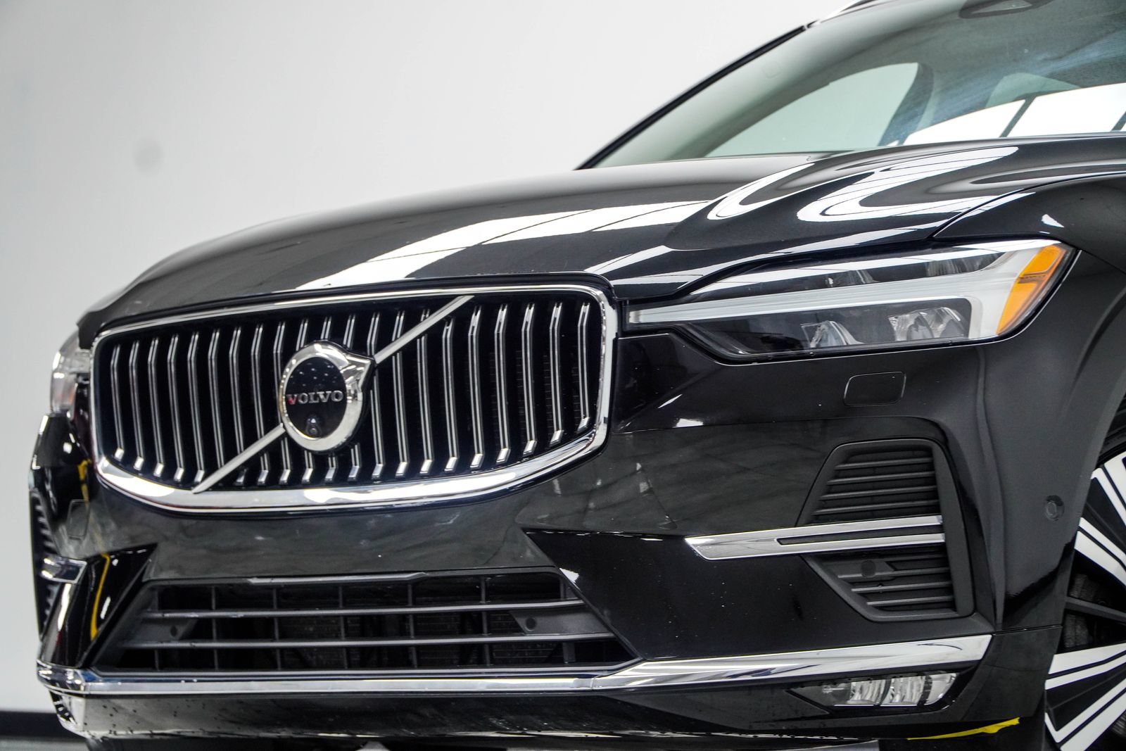 Used 2023 Volvo XC60 B5 Plus w/ Protection Package Premier FWD image 2