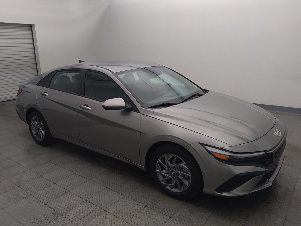 Used 2025 Hyundai Elantra Hybrid FWD image 11