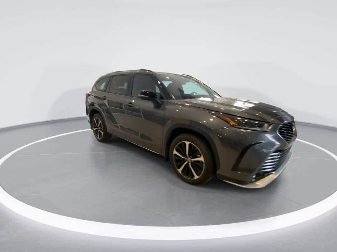 Used 2022 Toyota Highlander XSE AWD/4WD image 2