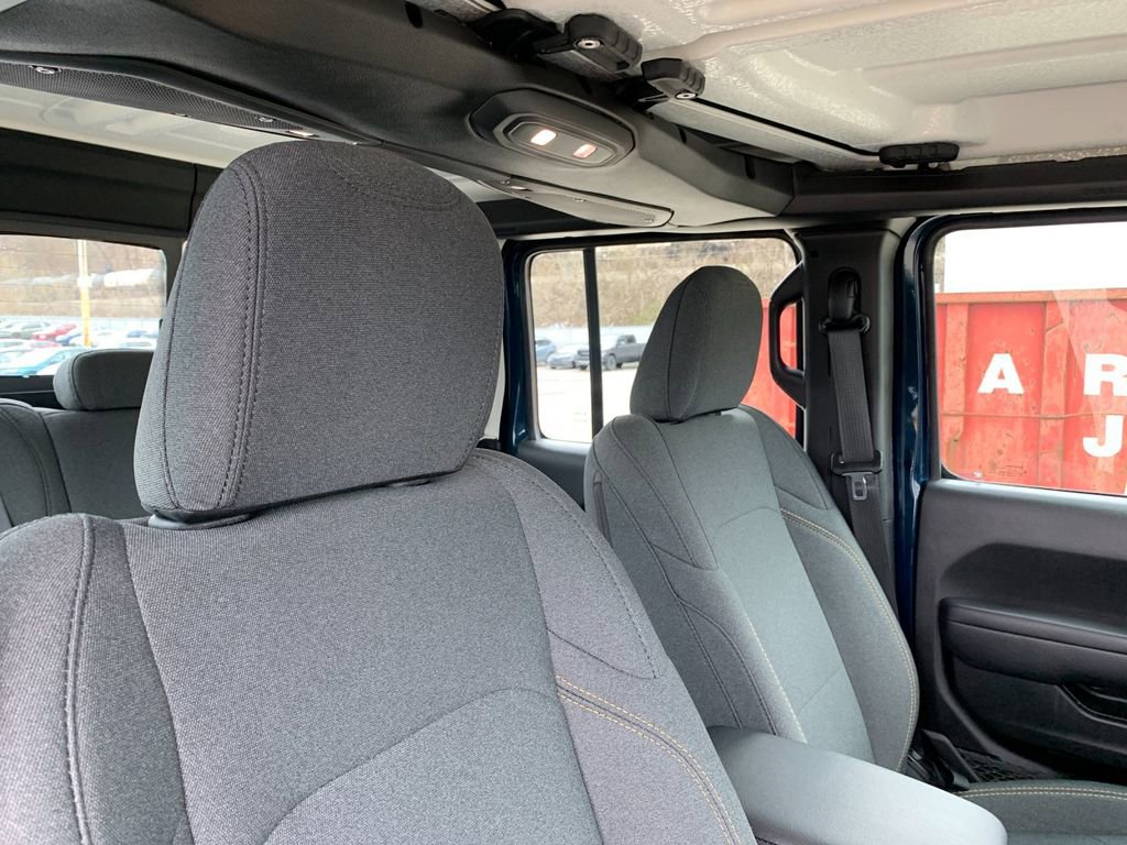 Used 2025 Jeep Gladiator Sport image 18