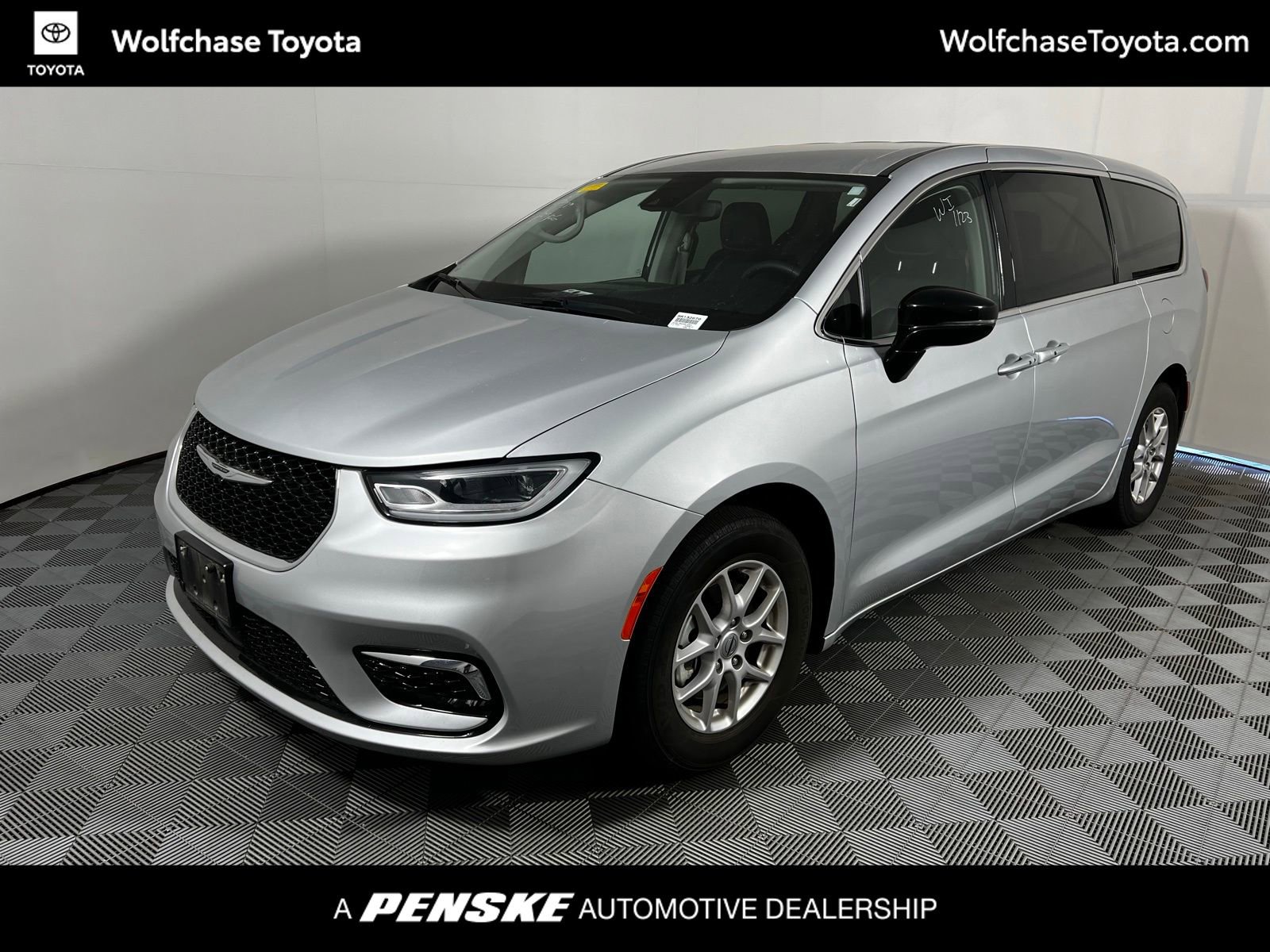 Used 2024 Chrysler Pacifica Touring-L