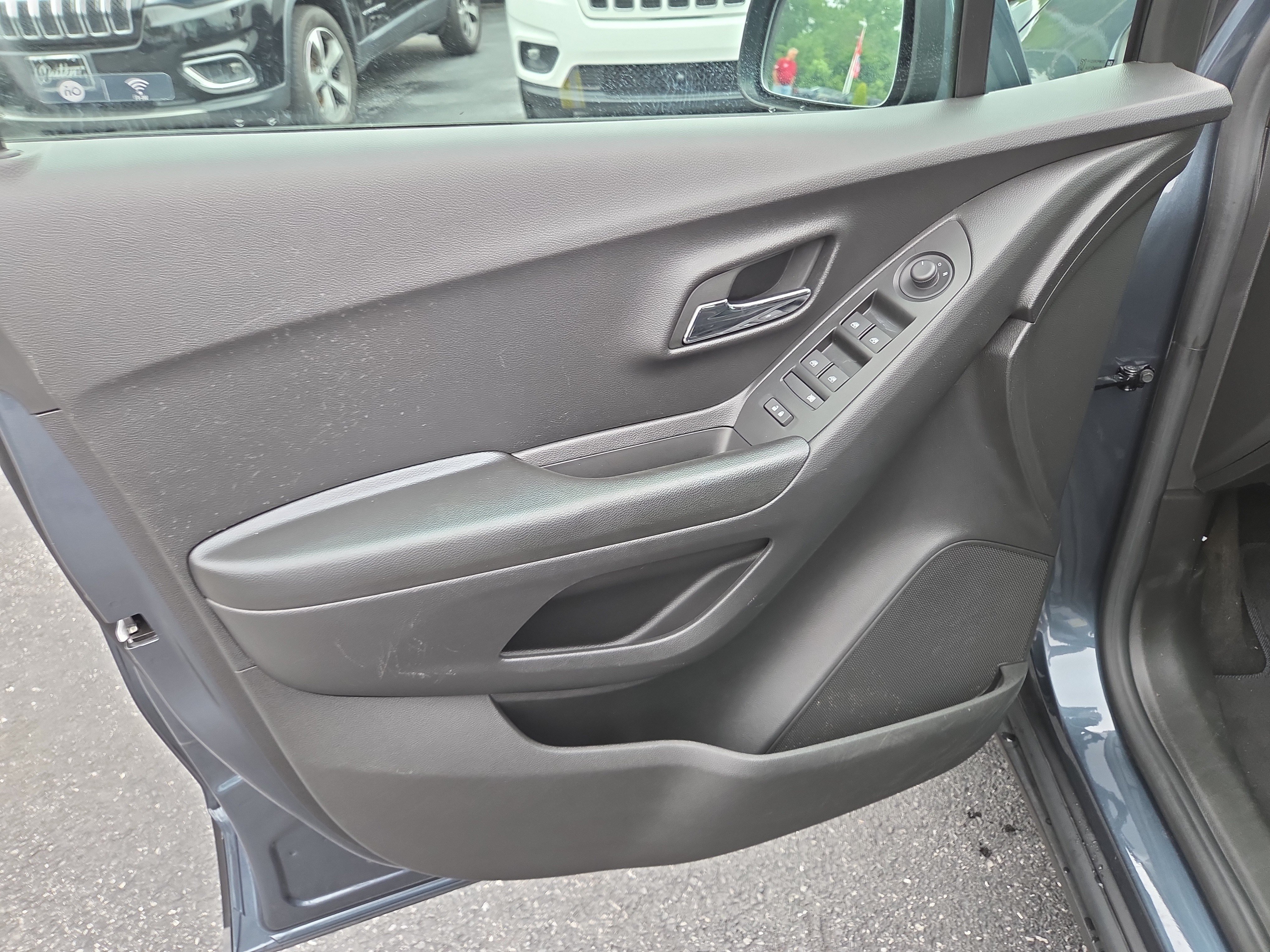 Used 2022 Chevrolet Trax LT w/ Sport Edition FWD image 15