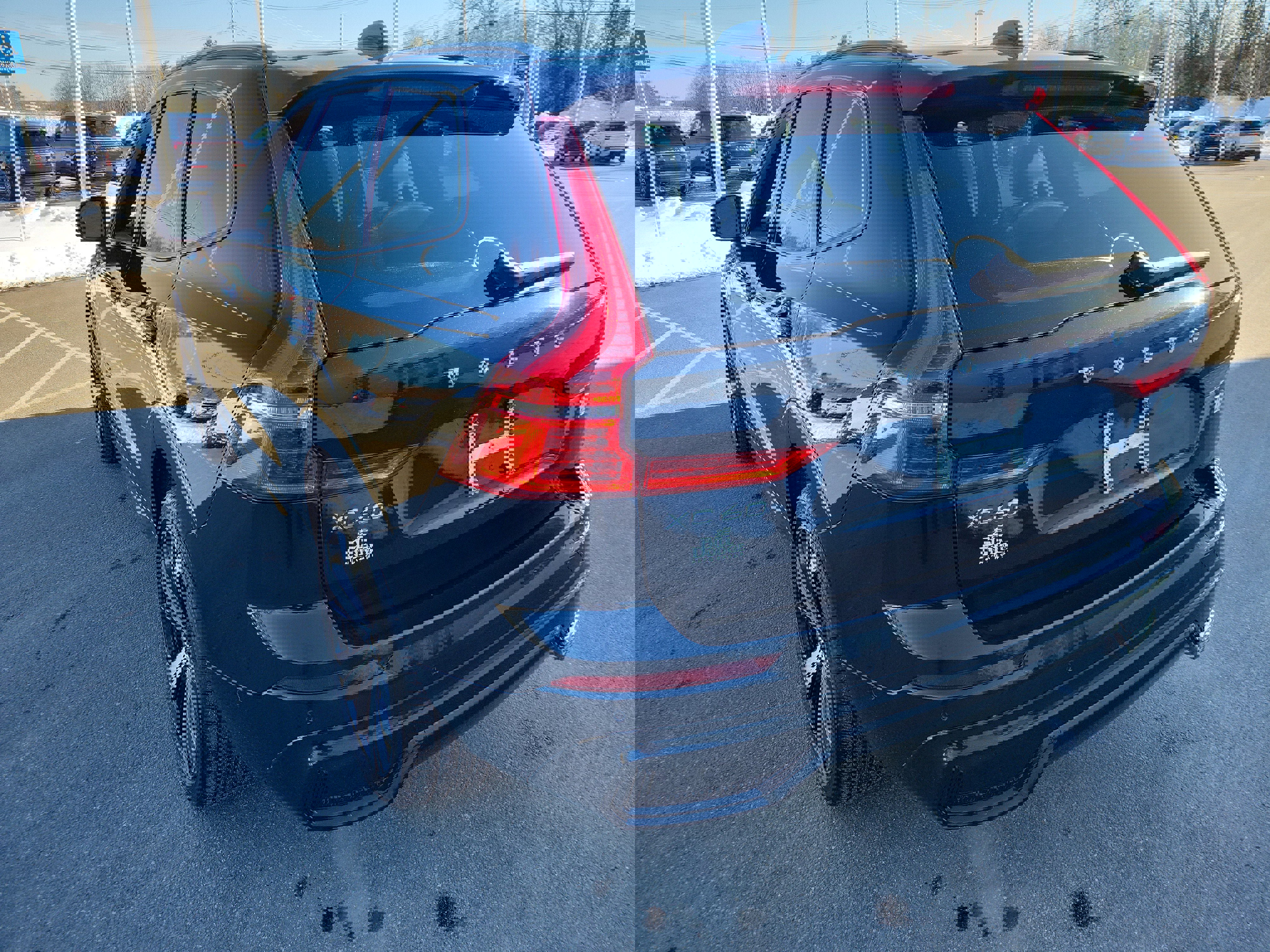 Used 2022 Volvo XC60 T8 R-Design w/ Advanced Package image 15