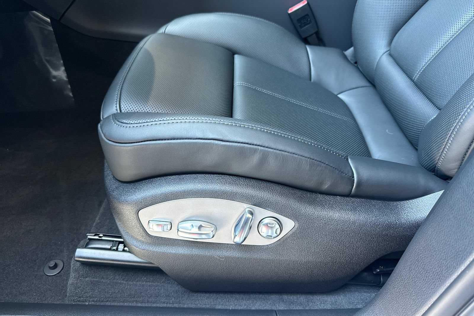 New 2026 Porsche Macan AWD/4WD image 14