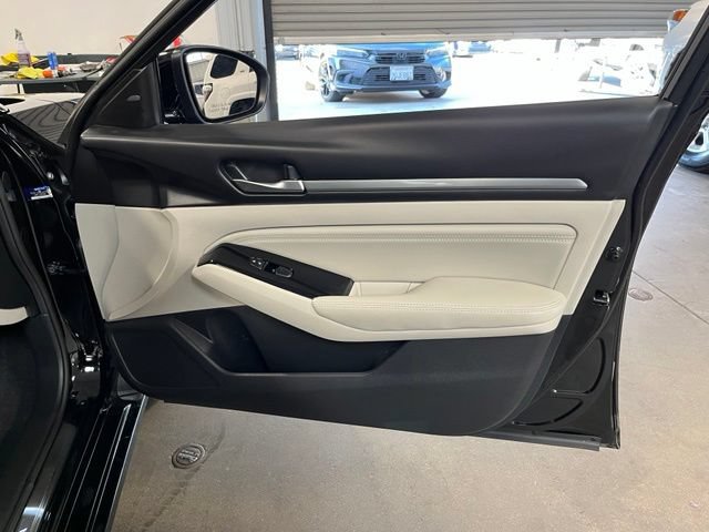 Used 2023 Nissan Altima 2.5 SL FWD image 12