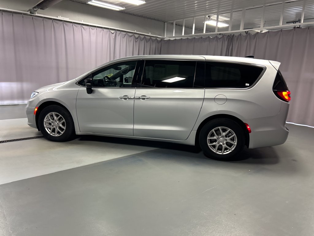 Used 2026 Chrysler Pacifica Select FWD image 4
