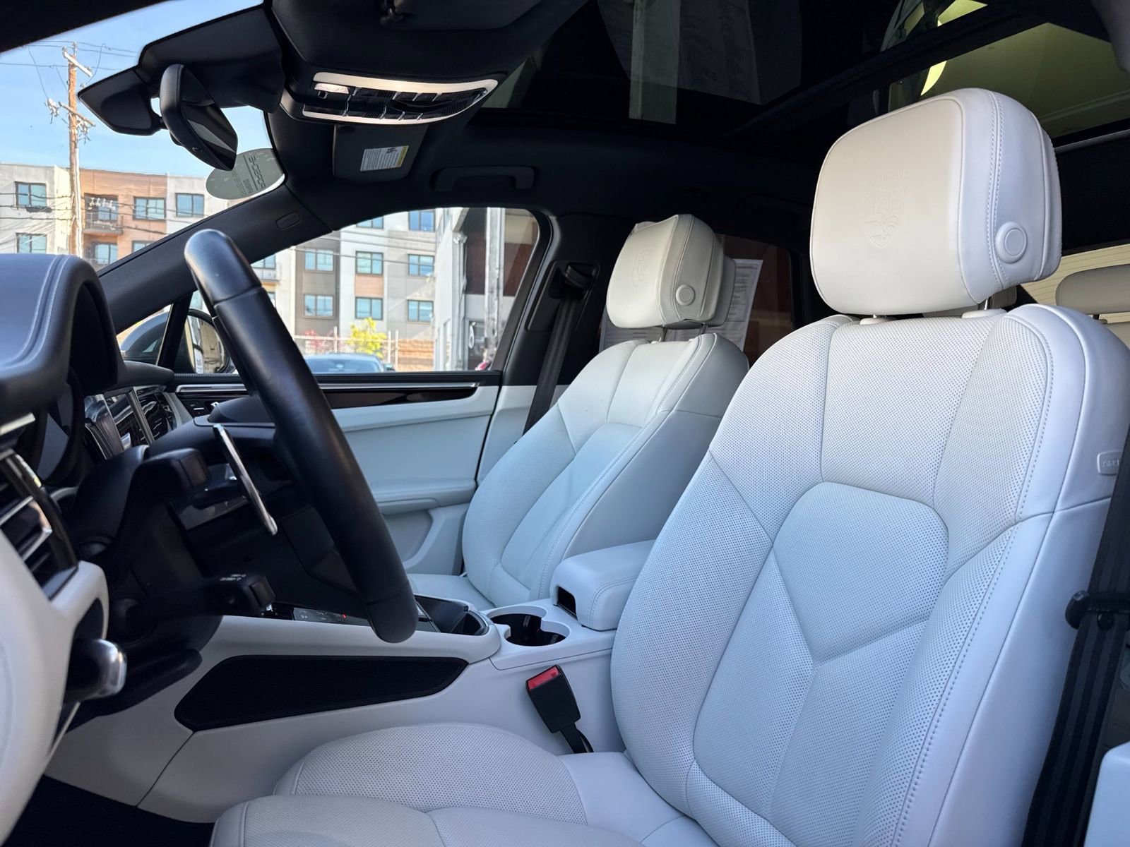 Certified 2023 Porsche Macan Turbo image 5