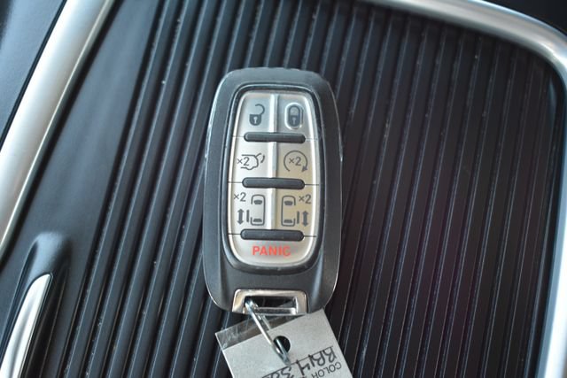 Used 2024 Chrysler Pacifica Touring-L FWD image 5