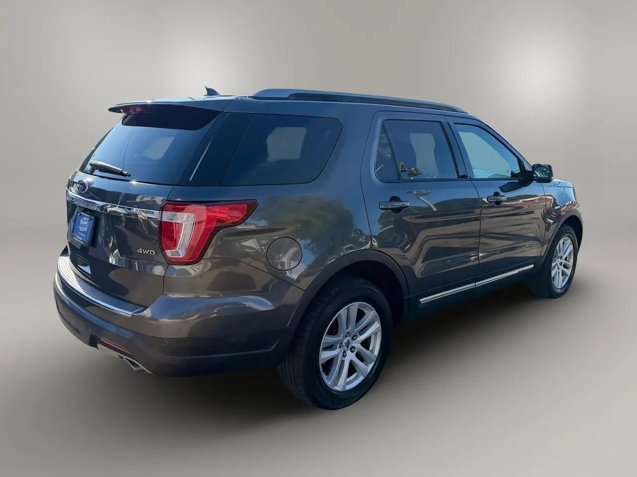 Used 2018 Ford Explorer XLT w/ Equipment Group 202A AWD/4WD image 11