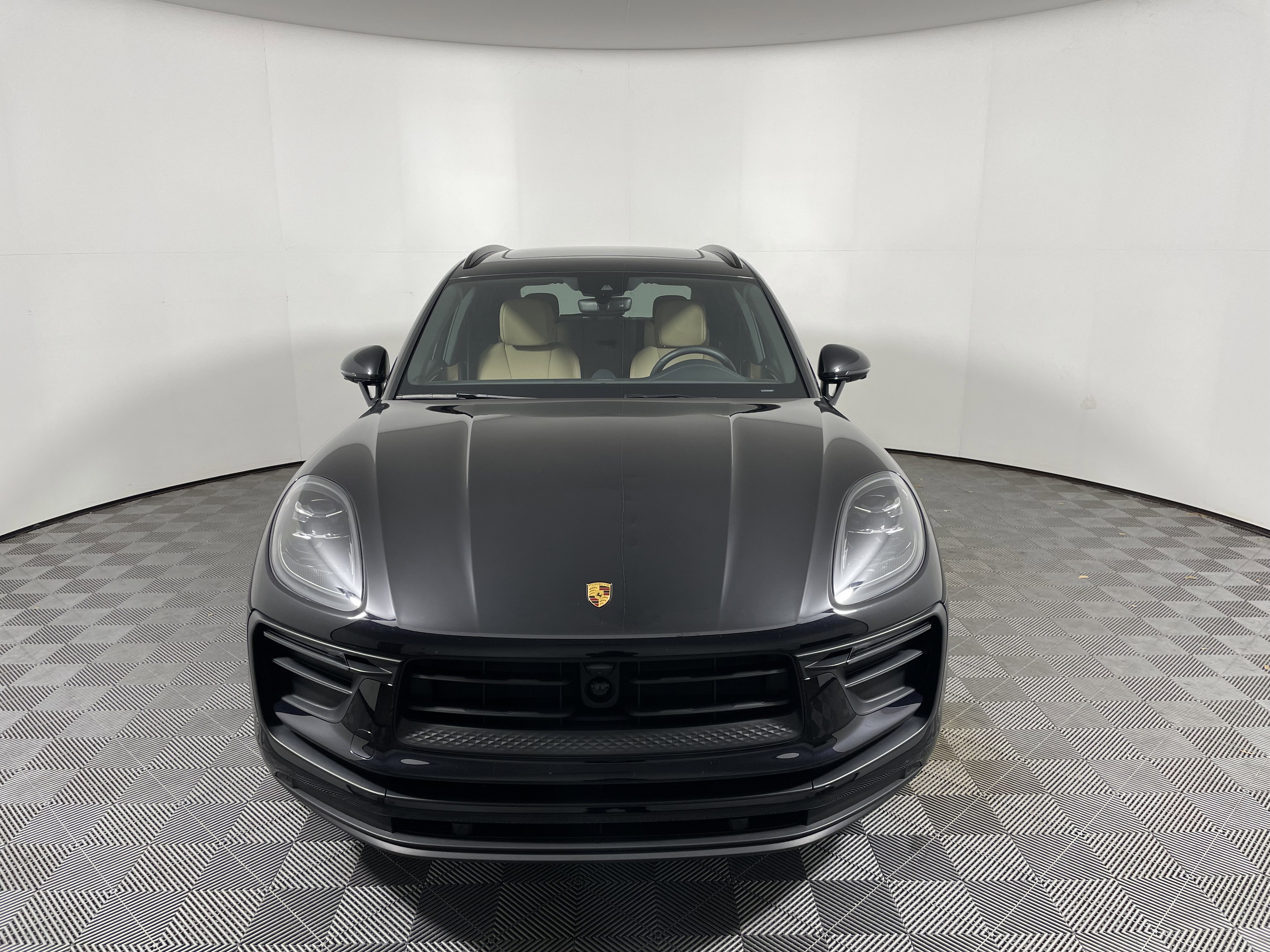 Used 2025 Porsche Macan image 10