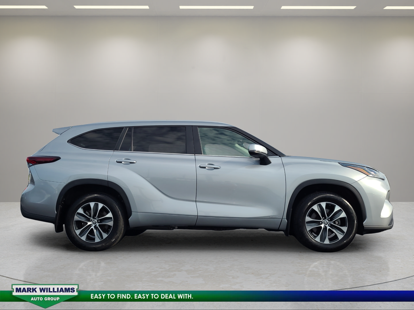 Used 2024 Toyota Highlander XLE AWD/4WD image 2