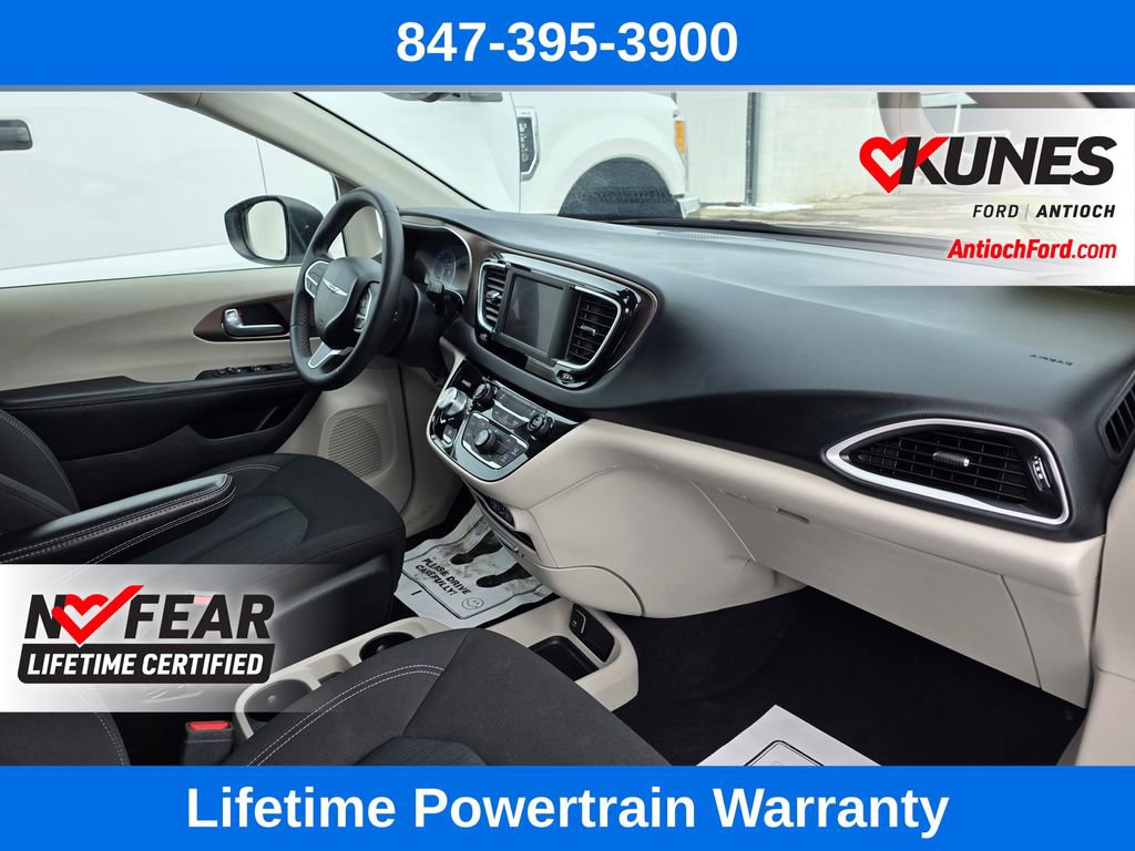 Used 2023 Chrysler Voyager LX image 32