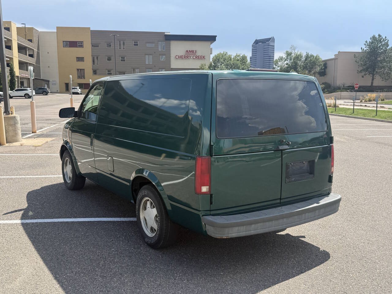Used 2000 Chevrolet Astro AWD w/ Convenience Group image 9