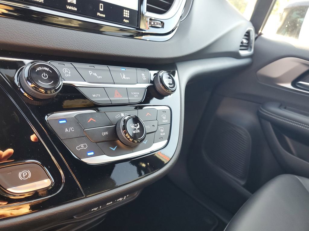 New 2025 Chrysler Voyager LX FWD image 18