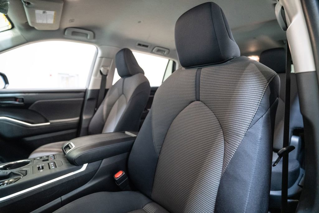 Certified 2025 Toyota Highlander LE image 6