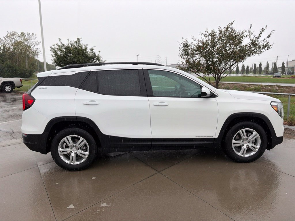 Used 2022 GMC Terrain SLE w/ Driver Convenience Package FWD image 16