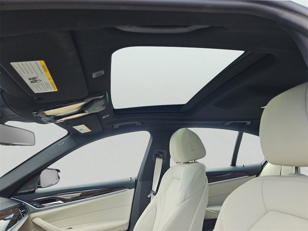 Used 2022 BMW 530i xDrive w/ Premium Package image 15