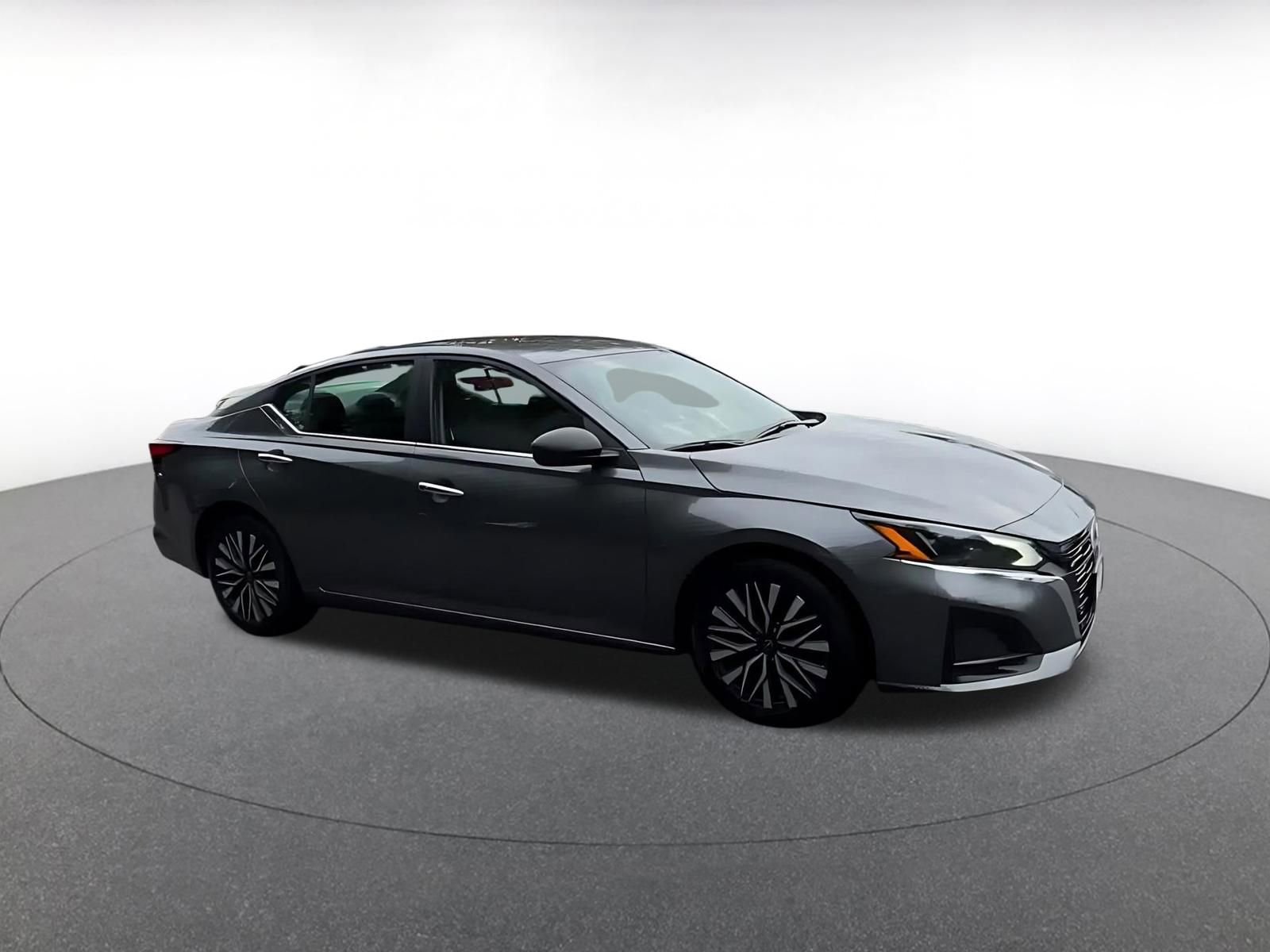 Used 2025 Nissan Altima 2.5 SV FWD image 2
