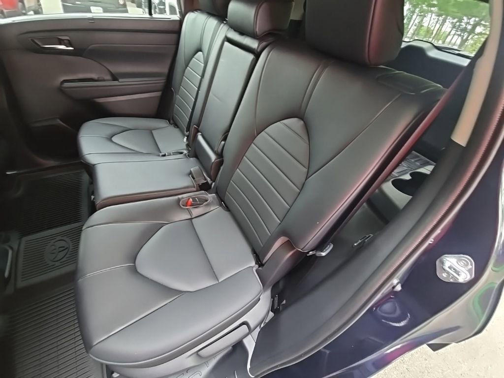 Used 2022 Toyota Highlander XLE AWD/4WD image 16