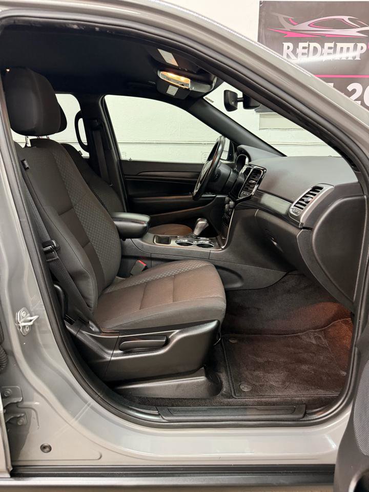 Used 2019 Jeep Grand Cherokee Laredo RWD image 36